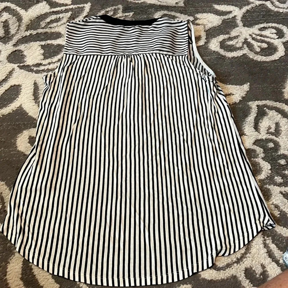 H&M sleeveless v neck top. Excellent condition size small. Black white stripe - Picture 4 of 4